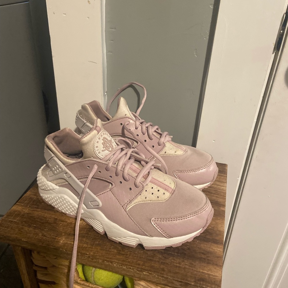 Nike air hurache lavender w snakeskin detail